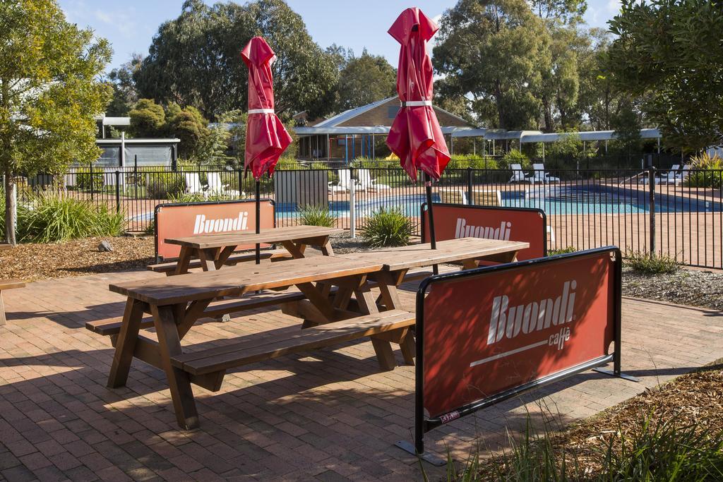 Ibis Styles Canberra Eagle Hawk Extérieur photo